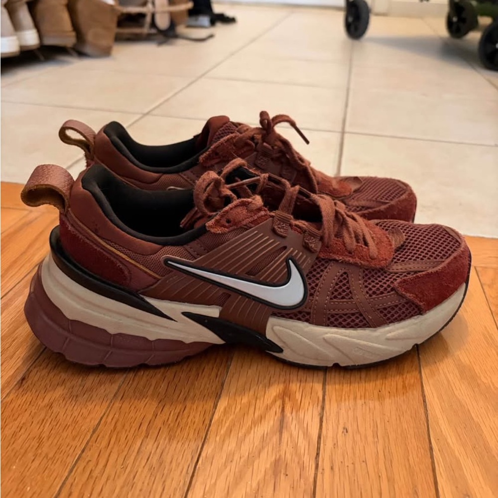 Nike V2K Run Sneakers (Women’s 8.5) – Rust/Brown – Great Condition